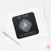 Wees de godin vierkante sticker (Envelop)
