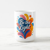 Wees de licht Inspirerend kleurrijke typografie De Koffiemok (Center)