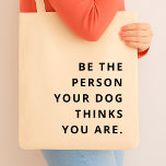 Wees de persoon die je hond denkt dat je een hond  tote bag<br><div class="desc">Eenvoudig,  stijlvol "Wees de persoon die uw hond denkt te zijn",  citeert een aangepast kunstontwerp in een moderne,  minimalistische typografie. Het perfecte cadeau voor een hondenliefhebber!</div>