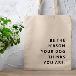 Wees de persoon die je hond denkt dat je een hond  tote bag<br><div class="desc">Eenvoudig,  stijlvol "Wees de persoon die uw hond denkt te zijn",  citeert een aangepast kunstontwerp in een moderne,  minimalistische typografie. Het perfecte cadeau voor een hondenliefhebber!</div>