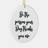 Wees de persoon die je hond denkt dat je hondenmam keramisch ornament (Rechts)