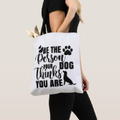 Wees de persoon die je hond wil tote bag (Dichtbij)