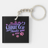 Wees de persoon die je kat denkt dat je bent sleutelhanger (Achterkant)