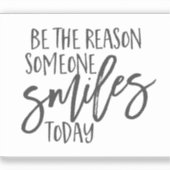 Wees de reden waarom iemand vandaag glimlacht. sticker (Voorkant)