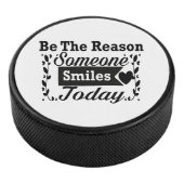 Wees de reden waarom iemand vandaag lacht geschenk hockey puck (3/4)