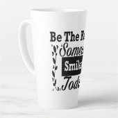 Wees de reden waarom iemand vandaag lacht geschenk latte mok (Linkerhoek)