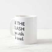 "Wees de schuine streep die je wilt lezen" mok (Voorkant links)