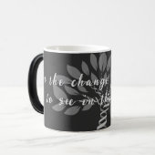 Wees de verandering die u wilt zien Typography Quo Magische Mok (Voorkant links)