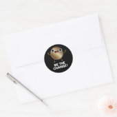 Wees de verandering positieve munt pun donker BG Ronde Sticker (Envelop)