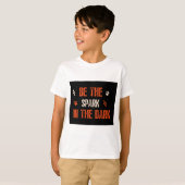 Wees de Vonk in het donker: Inspirerend offerte T-shirt (Voorkant volledig)