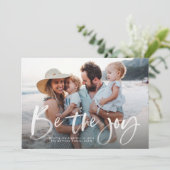 Wees de vreugde elegante moderne kerstfoto feestdagenkaart (Staand voorkant)