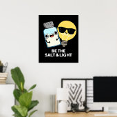 Wees de zout en de lichte grappige bijbel, donker  poster (Thuiskantoor)