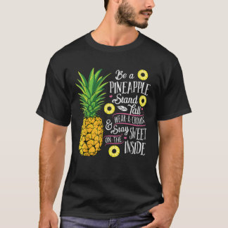 Wees een anananasstandaard Tall Draag een kroon en T-shirt