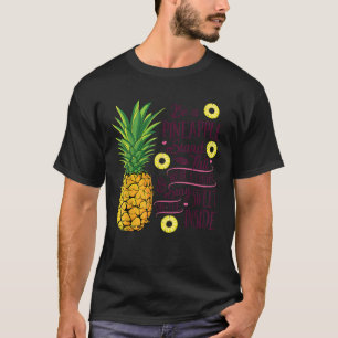Wees een anananasstandaard Tall Draag een kroon en T-shirt