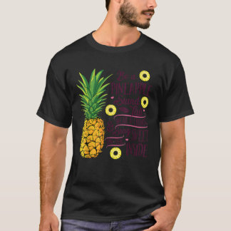 Wees een anananasstandaard Tall Draag een kroon en T-shirt