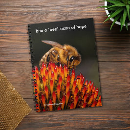 Wees een baken van de Hoop Bee op Echinacea Notitieboek