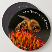 Wees een baken van de Hoop Bee op Echinacea Ronde Button 6,0 Cm (Voorkant /achterkant)