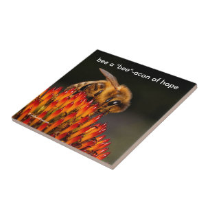 Wees een baken van de Hoop Bee op Echinacea Tegeltje