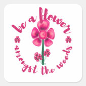 Wees een bloem tussen het onkruid vierkante sticker (Voorkant)