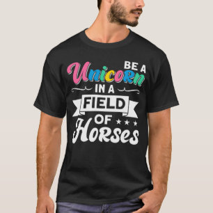 Wees een eenhoorn in een veld met paarden t-shirt