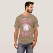 Wees een eenhoorn in het veld van paarden 2 t-shirt (Voorkant volledig)