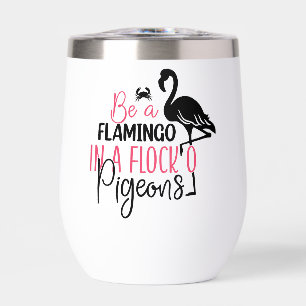 Wees een flamingo in een kudde duiven
