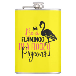 Wees een flamingo in een kudde duiven-27308 heupfles
