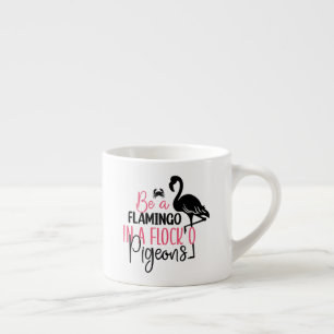 Wees een flamingo in een kudde duiven espresso kop