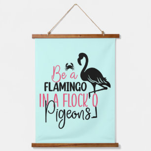Wees een flamingo in een kudde duiven hangend wandkleed