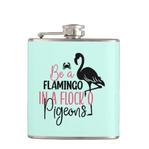 Wees een flamingo in een kudde duiven heupfles