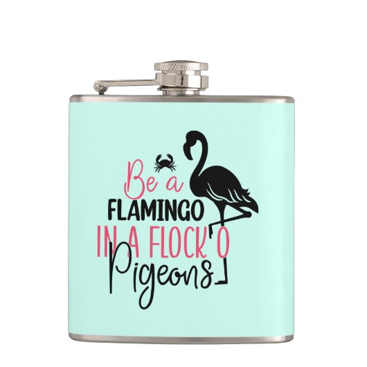 Wees een flamingo in een kudde duiven heupfles (Voorkant)