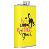 Wees een flamingo in een kudde duiven heupfles (Rechts)