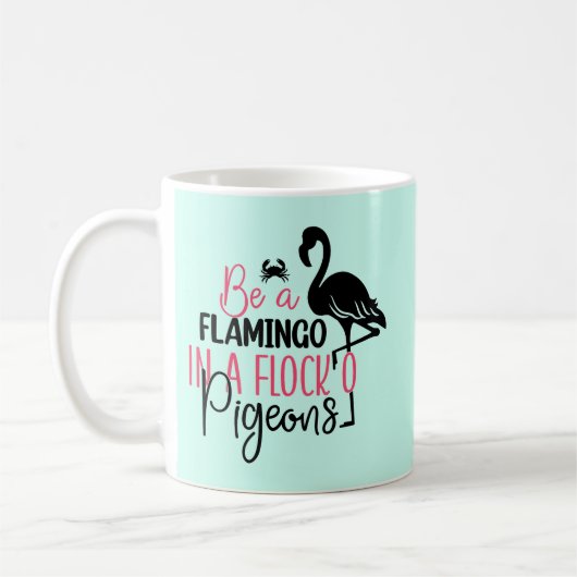 Wees een flamingo in een kudde duiven koffiemok (Links)