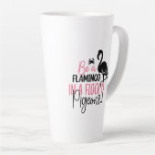 Wees een flamingo in een kudde duiven latte mok (Rechterhoek)