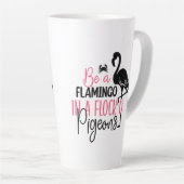 Wees een flamingo in een kudde duiven latte mok (Rechterhoek)