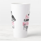 Wees een flamingo in een kudde duiven latte mok (Voorkant)