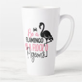 Wees een flamingo in een kudde duiven latte mok (Rechts)