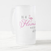 Wees een flamingo in een kudde duiven matglas bierpul (Voorkant links)