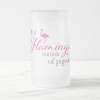 Wees een flamingo in een kudde duiven