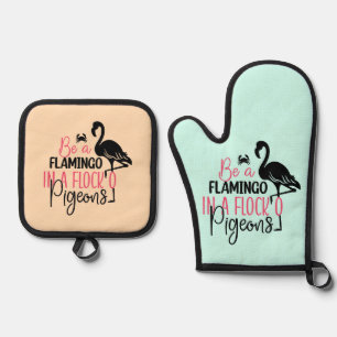 Wees een flamingo in een kudde duiven ovenwant & pannenlap set