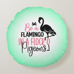 Wees een flamingo in een kudde duiven rond kussen