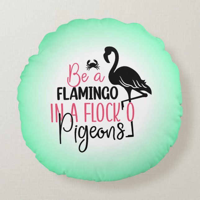 Wees een flamingo in een kudde duiven rond kussen (Voorkant)