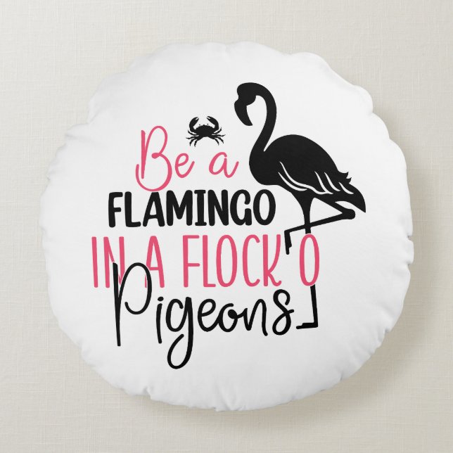 Wees een flamingo in een kudde duiven rond kussen (Voorkant)