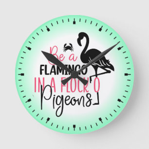 Wees een flamingo in een kudde duiven ronde klok