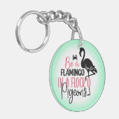 Wees een flamingo in een kudde duiven sleutelhanger (Voorkant Links)