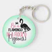 Wees een flamingo in een kudde duiven sleutelhanger (Achterkant)