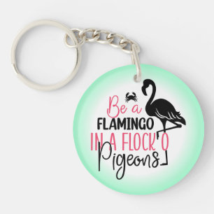 Wees een flamingo in een kudde duiven sleutelhanger