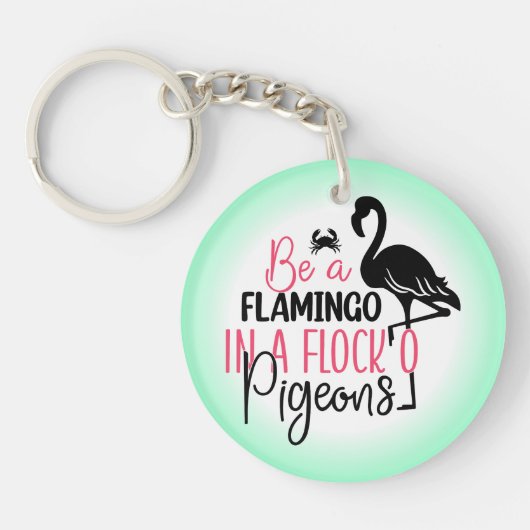Wees een flamingo in een kudde duiven sleutelhanger (Voorkant)