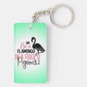 Wees een flamingo in een kudde duiven sleutelhanger (achterkant)
