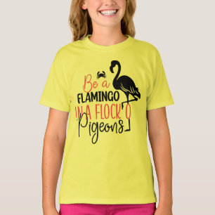 Wees een flamingo in een kudde duiven t-shirt